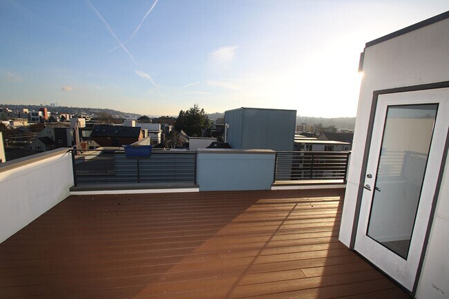 Building Photo - LUXURY BALLARD TOWNHOME W HIGH END FINISHE...