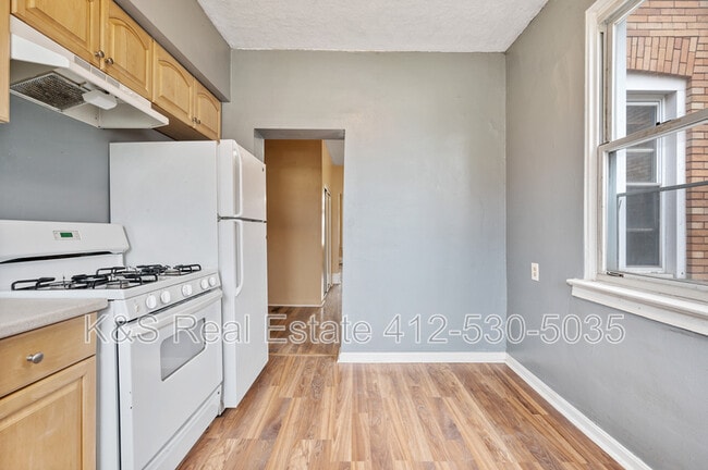 Building Photo - 523 Marwood Ave