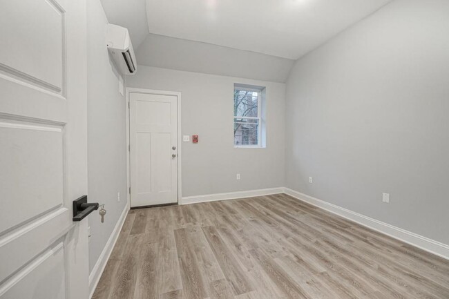 Building Photo - 1156 S 52nd St