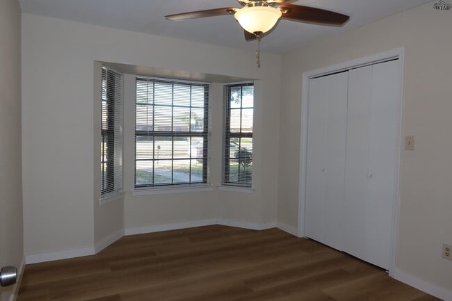 Building Photo - 4819 Royal Oak St