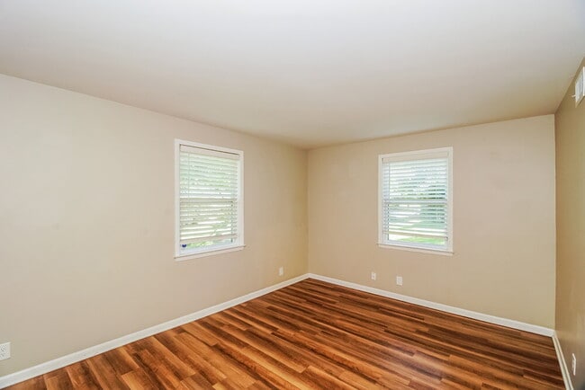 Building Photo - 421 Whispering Pines Dr