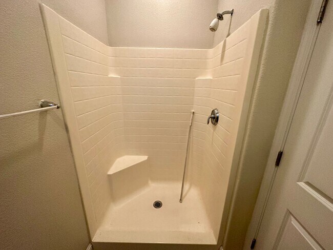 Building Photo - 215