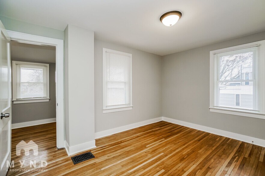 Building Photo - 727 Reinhard Ave