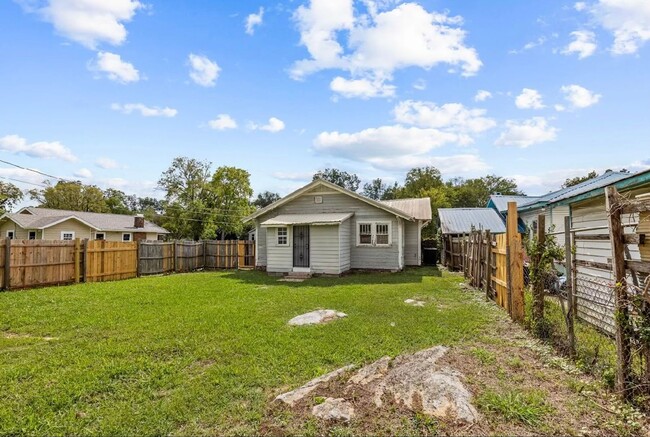 Building Photo - Newly renovated 3 bedroom, 2 bath home wit...