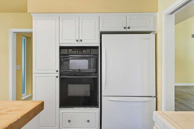 Building Photo - Spacious 5-Bedroom Home with Pool in NE Fr...