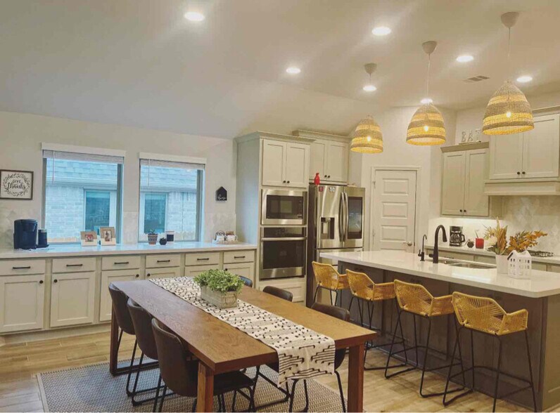 Building Photo - 2126 Thayer Cv