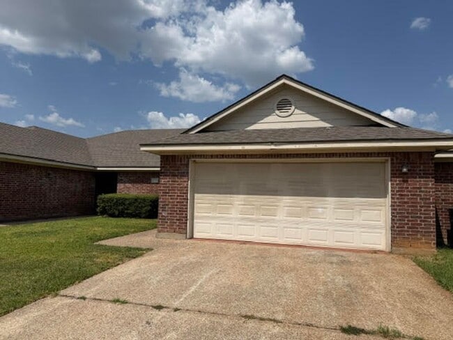 Building Photo - 10209 Lilac Ln