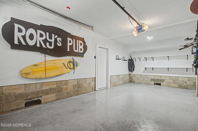 Building Photo - 10 Center St