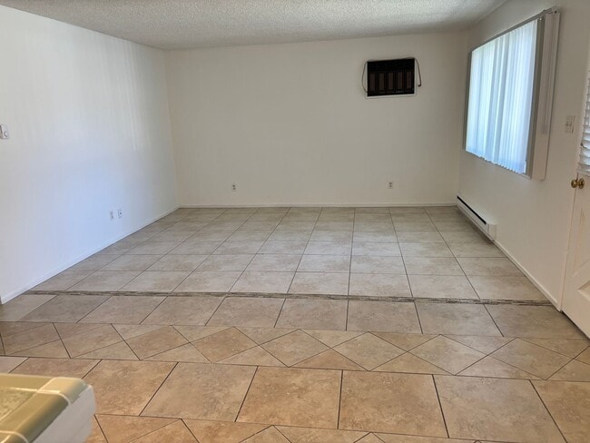 Building Photo - ONLY $1,500 PER MONTH FOR THIS SUPER CUTE , SPACIOUS 2 BEDROOM / 1 BATHROOM CONDO CENTRALLY LOCAT...