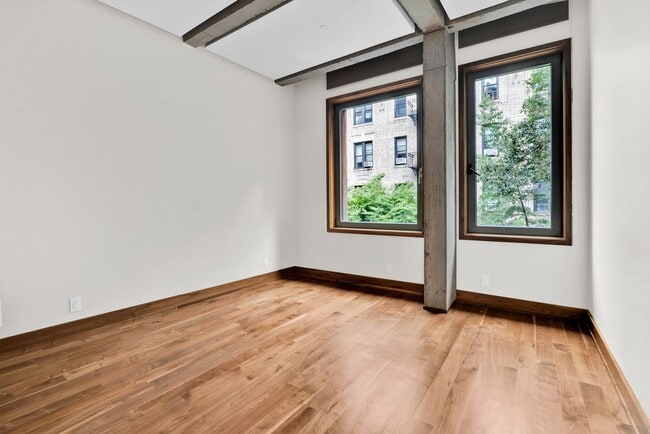 Building Photo - Impeccable Minimalist Design 4 bedroom 3 b...