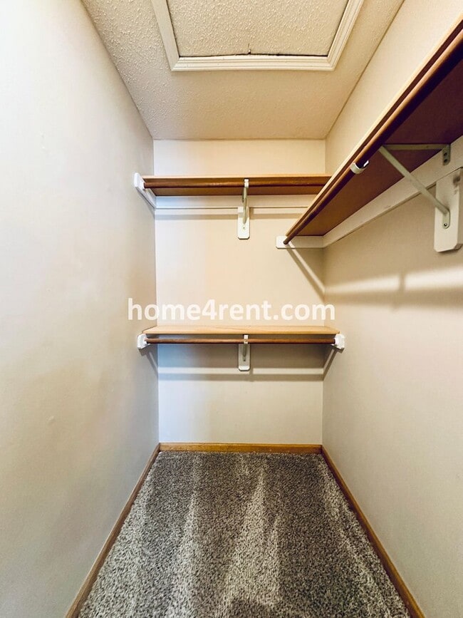 Building Photo - Beautiful, Spacious Home w/ Open Floor Pla...