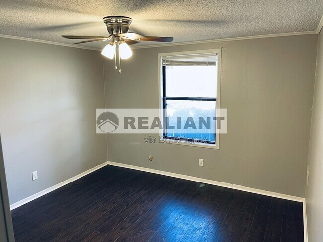 Building Photo - 802 Amhurst Dr