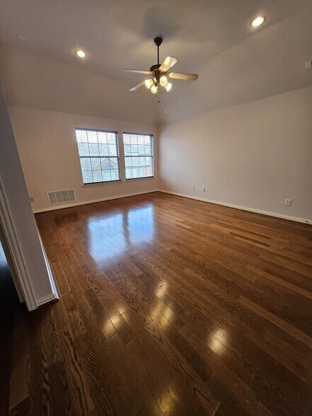 Building Photo - 1221 Capital Dr