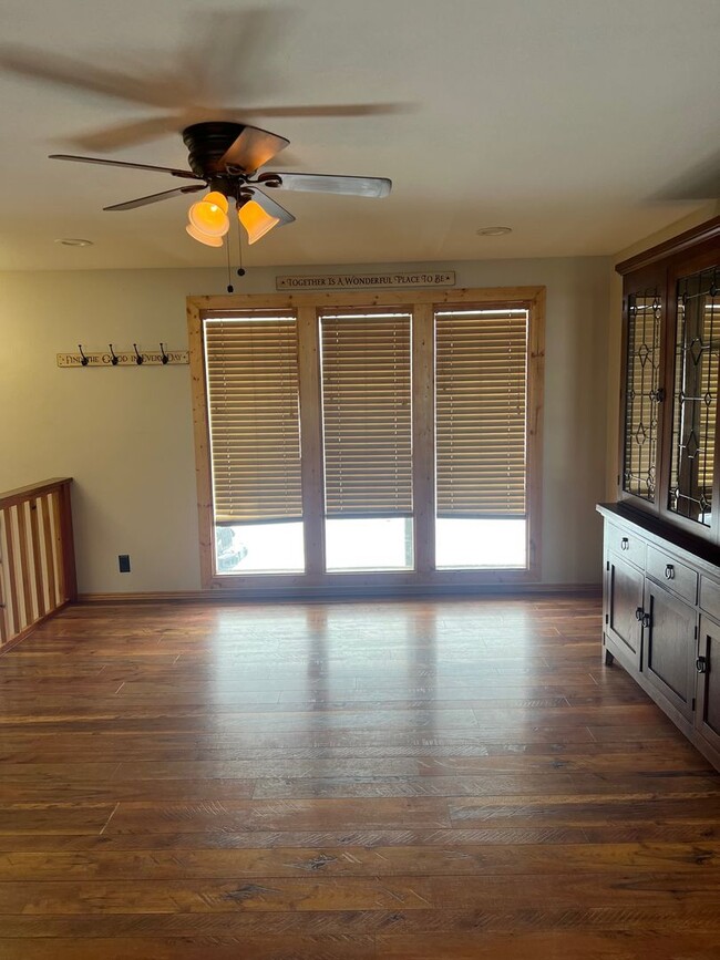 Building Photo - 702