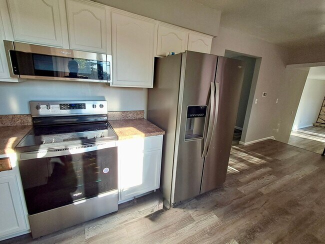 Building Photo - 4-Bedroom Colonial in Grand Blanc – Spacio...