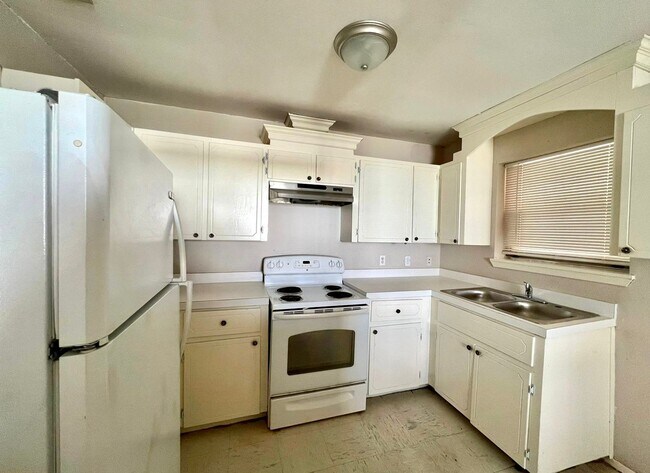 Building Photo - 6905 Sun Dr