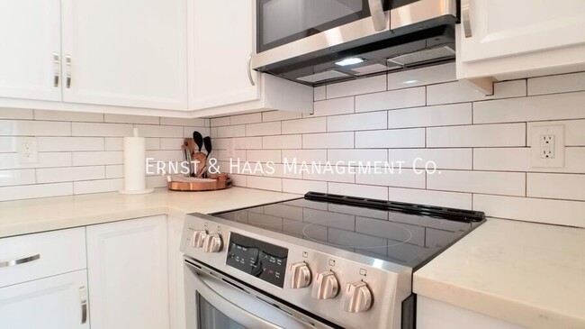 Building Photo - Beautifully Remodeled Condo Located in Pri...