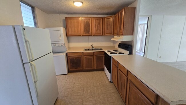 Building Photo - Newly Updated 1 Bedroom 1 Bath Apartment i...