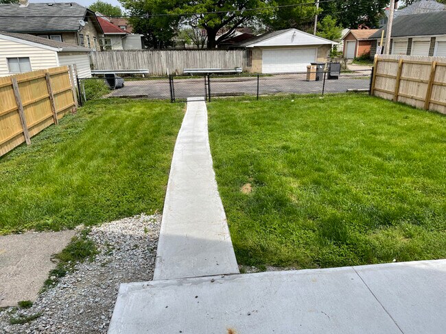 Building Photo - Cozy and spacious Garfield Park 3BD/1.5 BA...