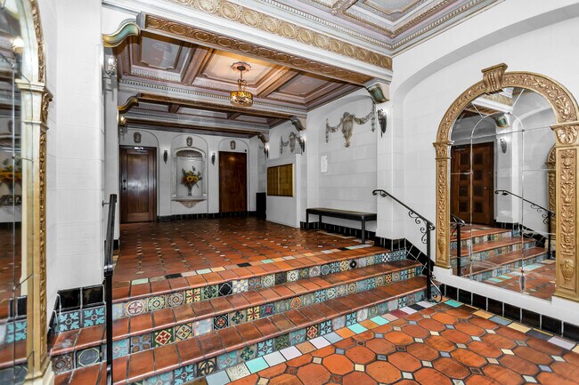 Building Photo - 2355 Leavenworth