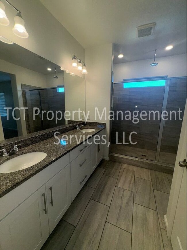 Building Photo - Beautifully maintained home in gated Layton Lakes