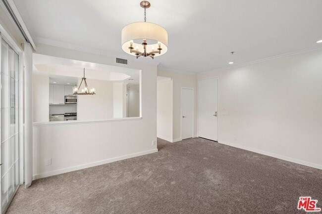 Building Photo - 585 N Rossmore Ave