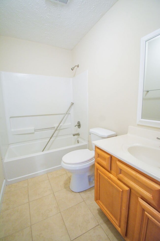 Building Photo - 3 Bedroom 2 Bathroom - Pets Allowed!