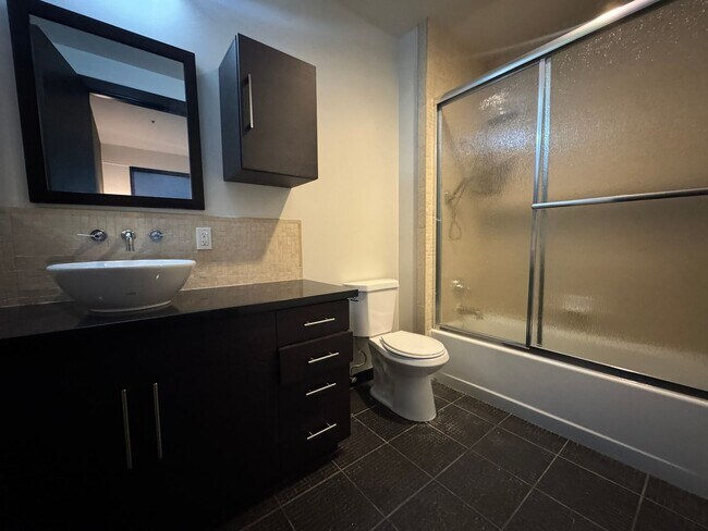 Building Photo - High-End Two-Story 1BD/1BA Loft in Downtown LA! *$500.00 Off One Month's Rent Move In Special!*