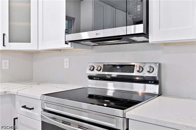 Building Photo - 903 SE 20th Ct