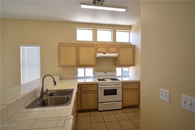 Building Photo - 1691 Home Ct