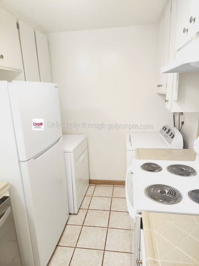 Building Photo - Spacious Townhome Available Now!