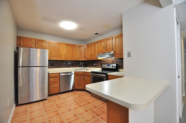 Building Photo - 710 Twin Circle Dr