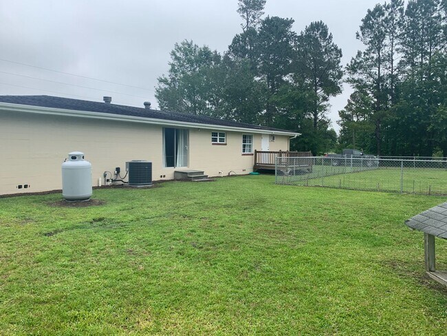 Building Photo - AVAILABLE NOW! 3 Bedrooms/1 1/2 Bath with ...