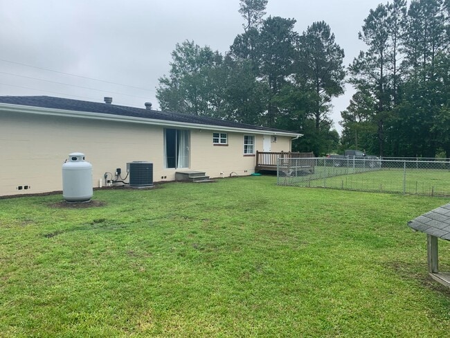 Building Photo - AVAILABLE NOW! 3 Bedrooms/1 1/2 Bath with Double living room space.