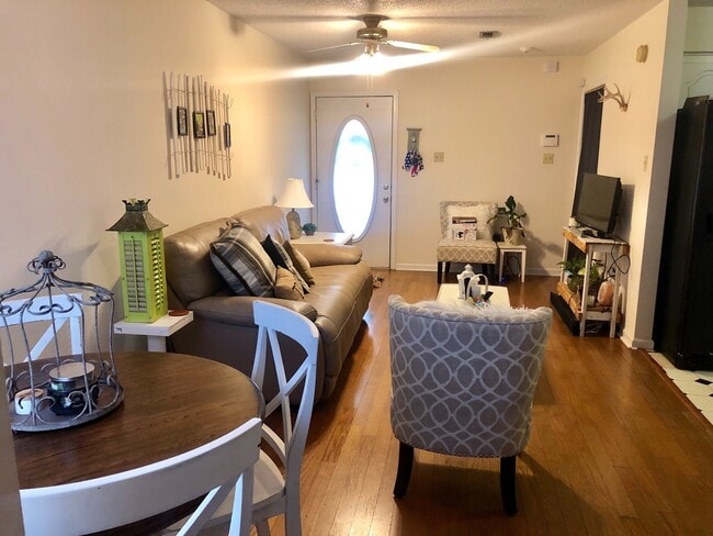 Building Photo - Cute cottage next to campus!