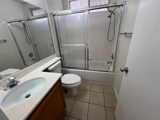 Building Photo - Don't Miss Out On This Beauty