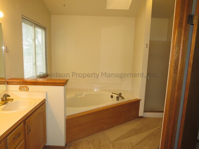 Building Photo - Spacious 3 Bedroom House on the West Side with Mountain Views