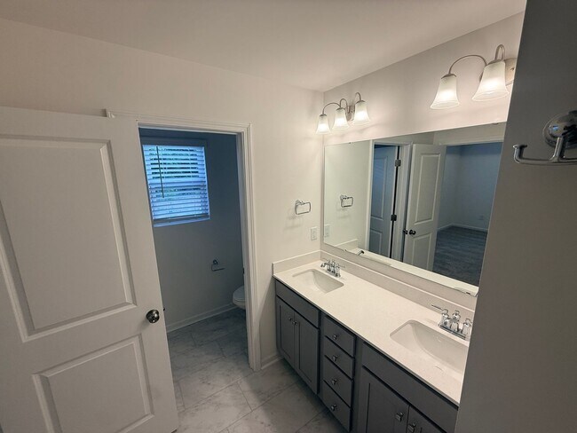 Building Photo - Brand New Townhome in Highland Creek Area!