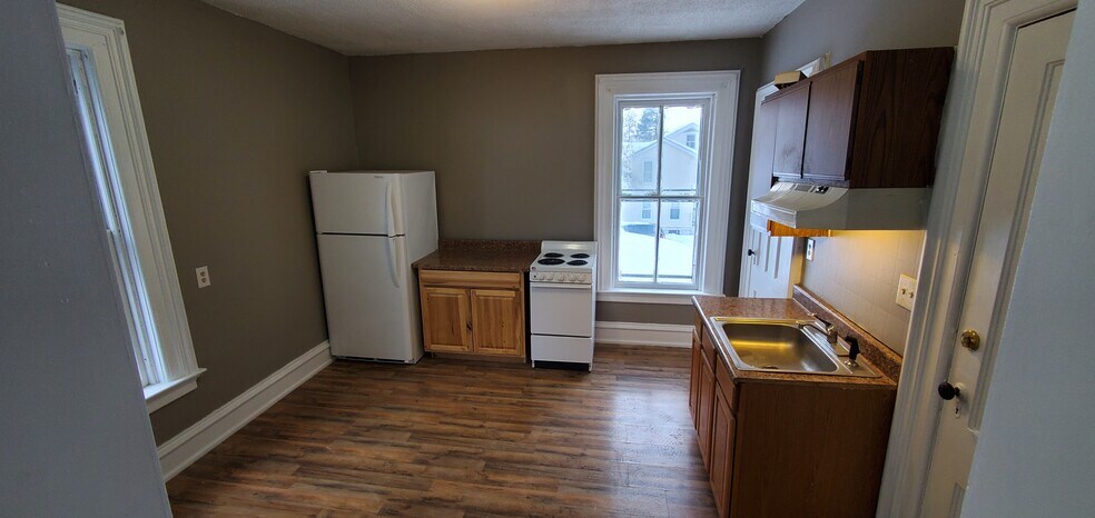 Building Photo - 166 Main St