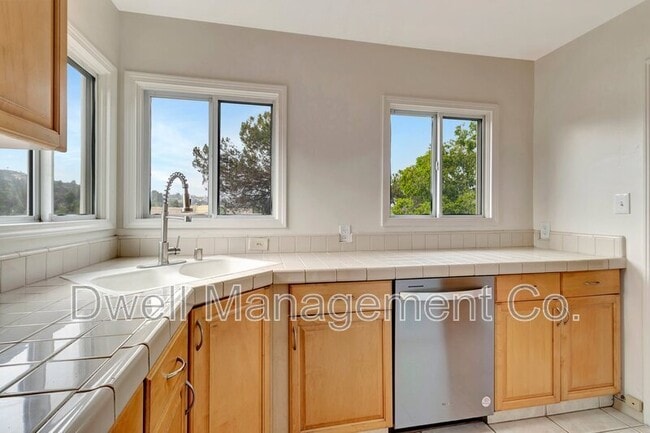 Building Photo - 4661 Lee Ave