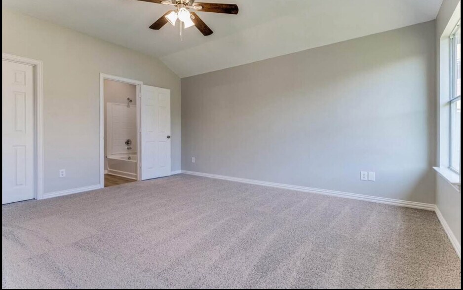 Building Photo - 513 Creekside Dr