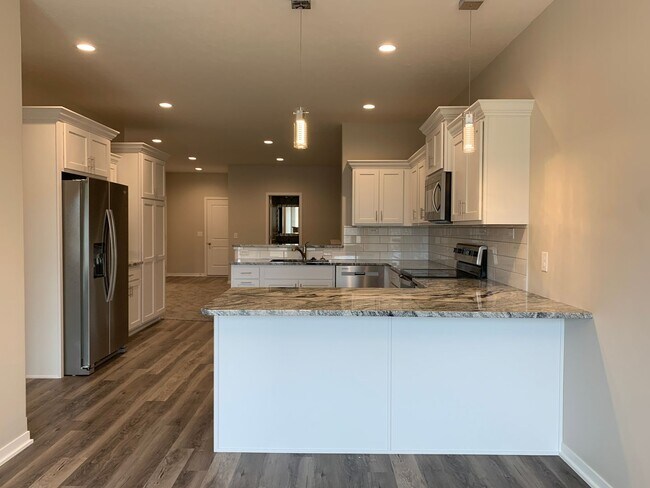 Building Photo - Zero entry ranch townhome with 2 stall garage. Spacious 2 bedrooms with walk in closets, 2.5 bath...