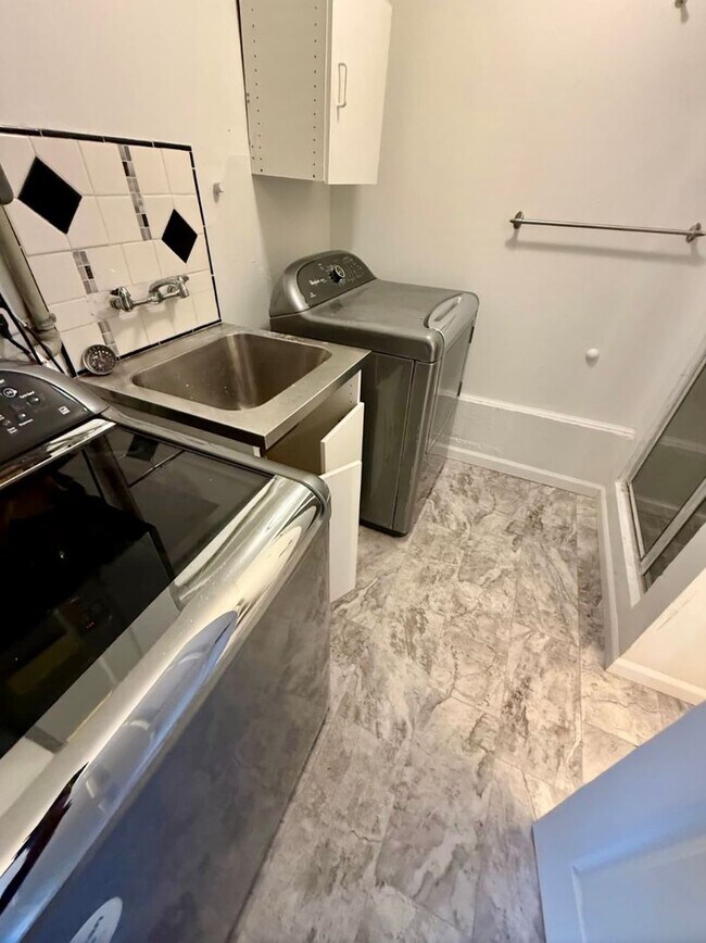 Building Photo - Welcome to this beautifully remodeled 3-be...