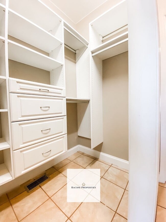 Building Photo - **Your Dream Home Awaits in This Exceptional Cul-de-Sac Retreat**