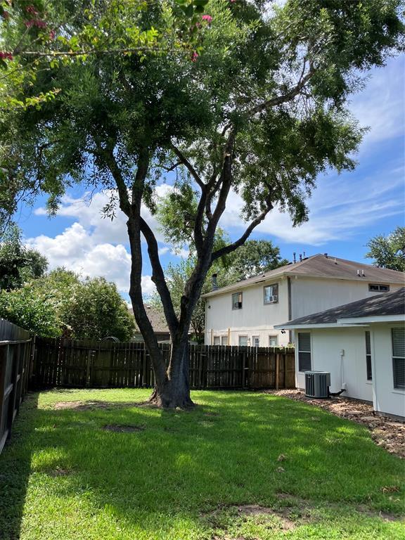 Building Photo - 1827 Oak Ridge Dr