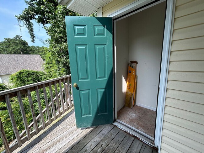 Building Photo - 2BR Condo in Holton Place – Pool, Porch, a...
