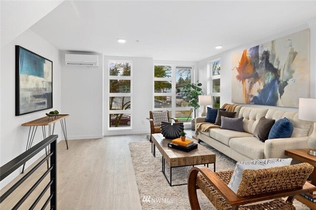 Building Photo - 3 Bedroom Townhome in Seattle