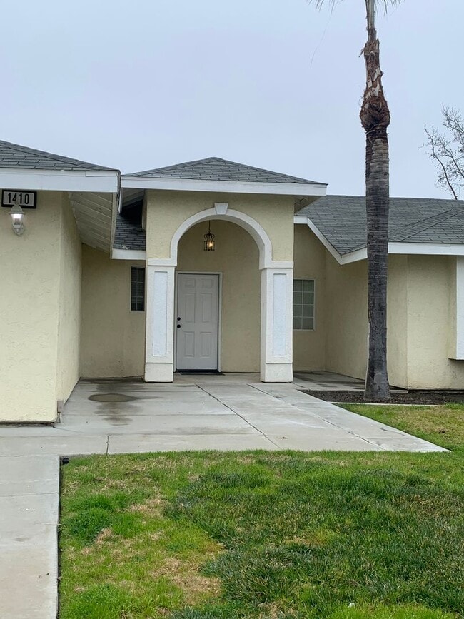 Building Photo - 3 Bedroom, 2 Bath home in North Hanford