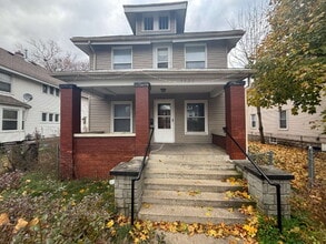 Building Photo - "Charming 2-Bed Duplex Gem in Grand Rapids...