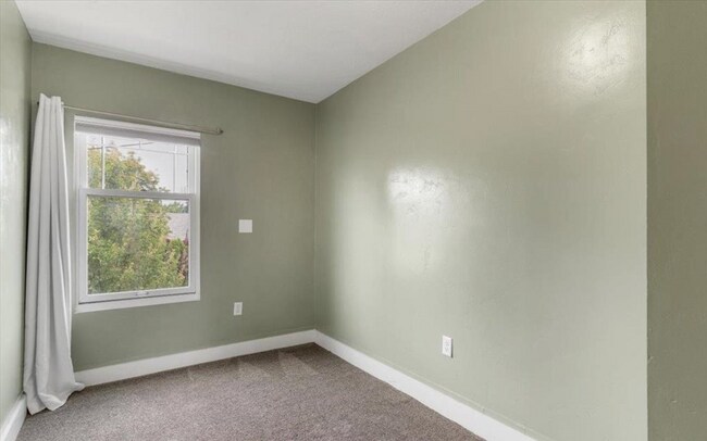 Building Photo - 3505 Lancaster Dr NE